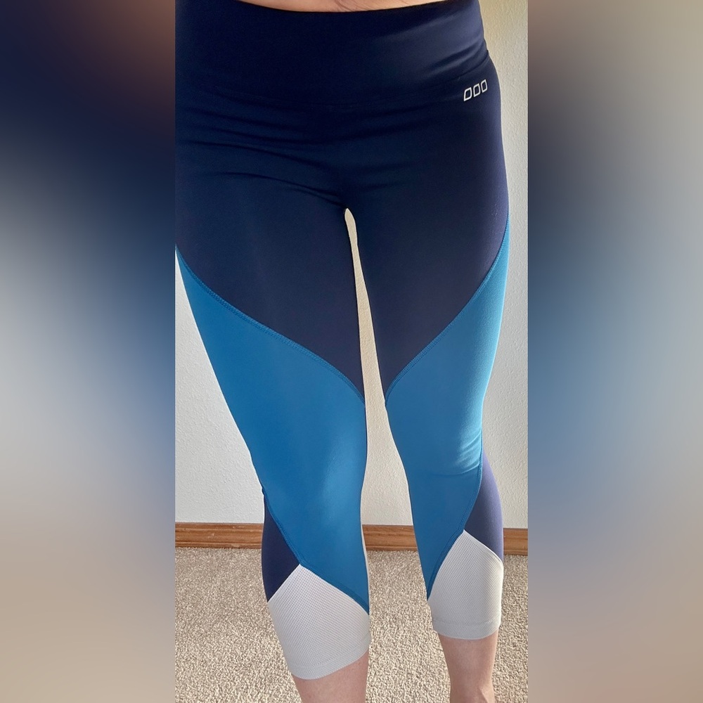 Lorna Jane Cruz 7/8 Tight Blue and Navy Colorblock Leggings